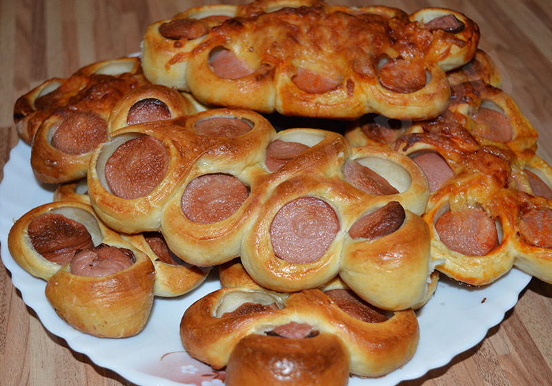 Crenvurști în aluat cu cașcaval - un aperitiv delicios potrivit pentru orice petrecere