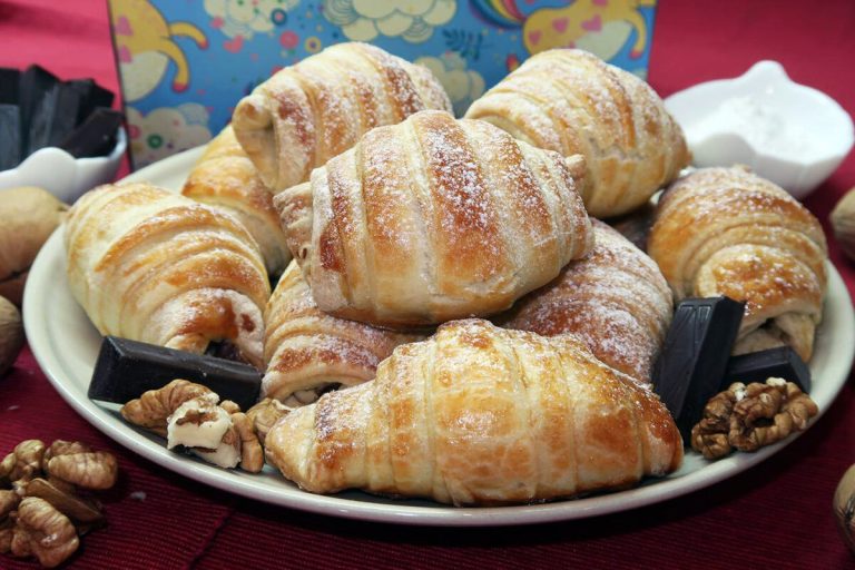 Croissante cu nucă și ciocolată: făcute din aluat foietaj și gata în doar 30 de minute