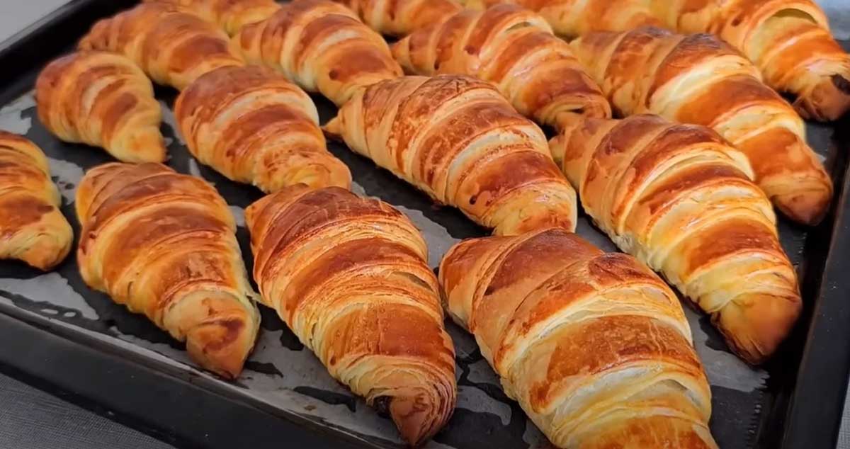 Croissante pufoase de casă cu unt: super pufoase și bune