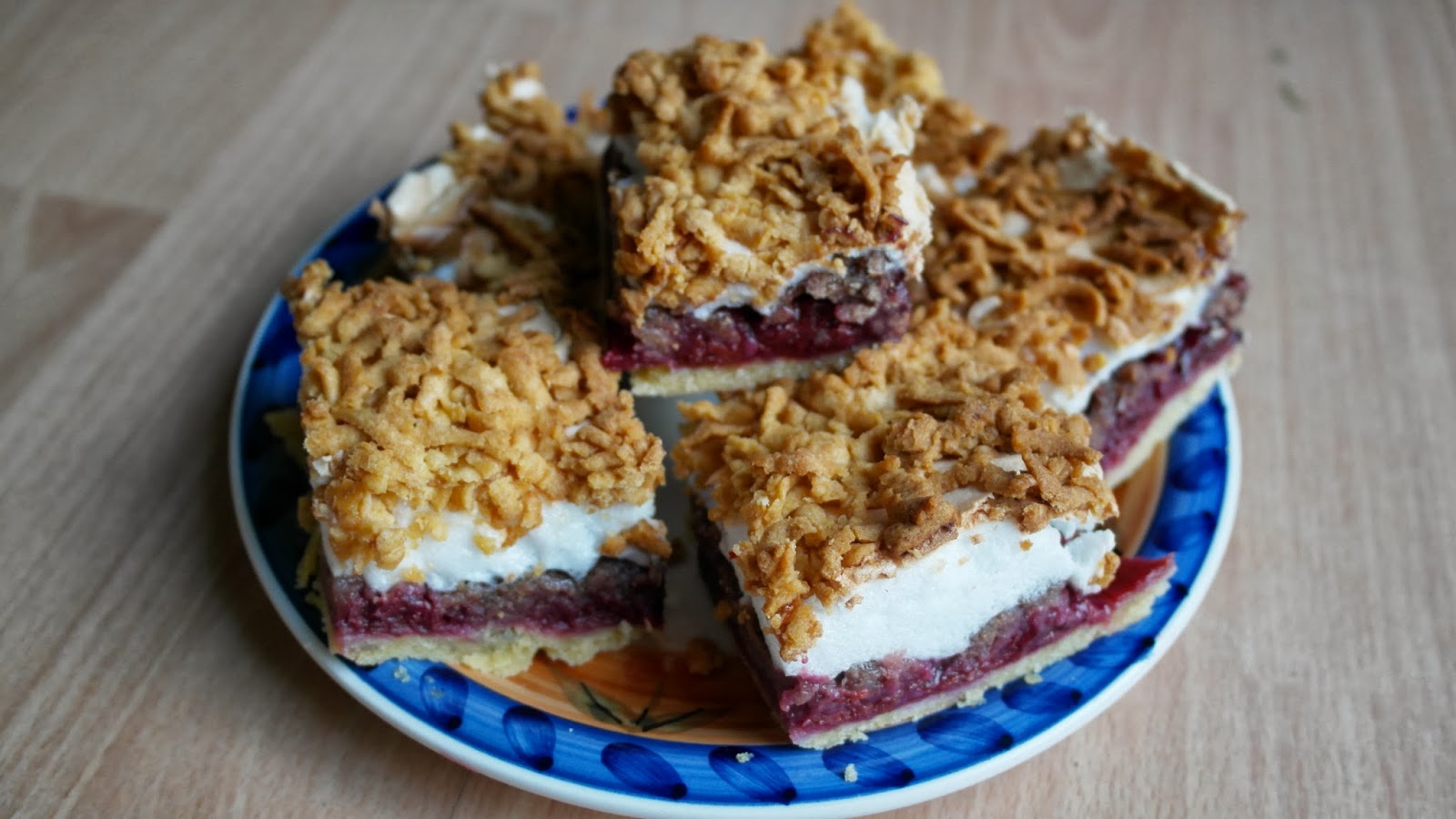 Crumble cu bezea și gem de vișine - o prăjitură simplă pe care o poate face oricine