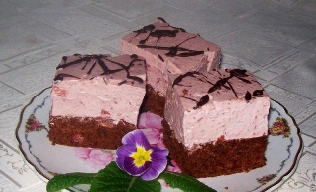 Prăjitură cu cremă de iaurt cu vișine și blat de cacao - Mamă