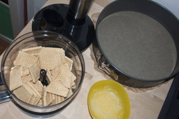 tort cu iaurt si nectarine blat de biscuiti