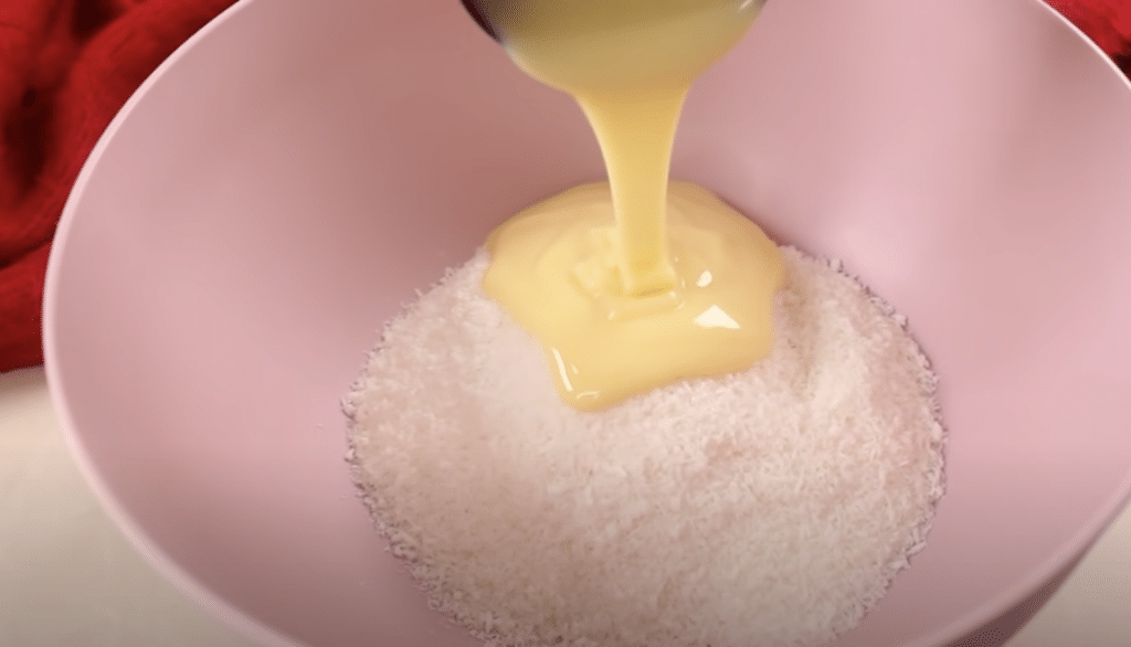 Amestecarea ingredientelor pentru bomboanele de cocos