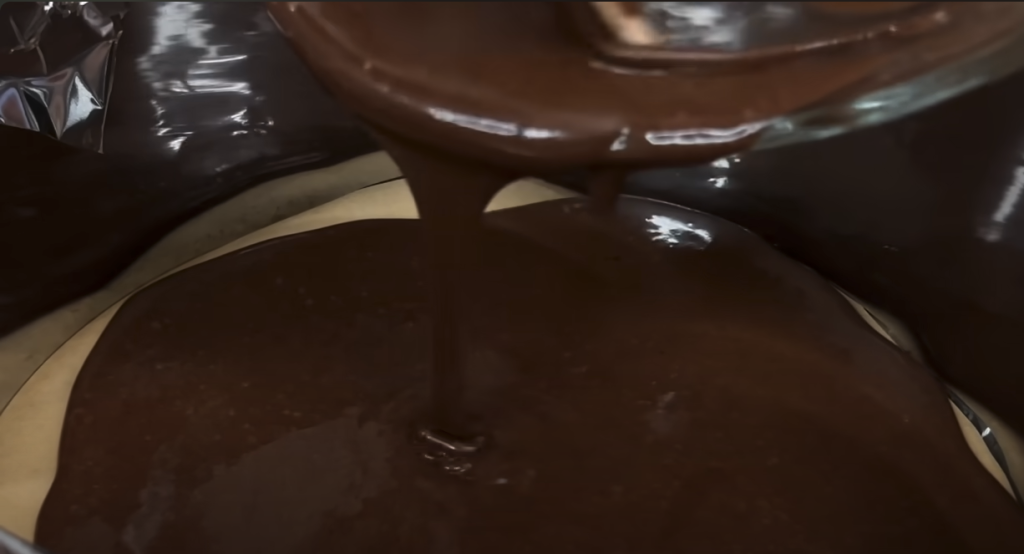 Tort magic cu aluat de cacao și miere, cu cremă &icirc;n trei culori: lapte condensat, cacao și turmeric - Frumusețe pe farfurie!