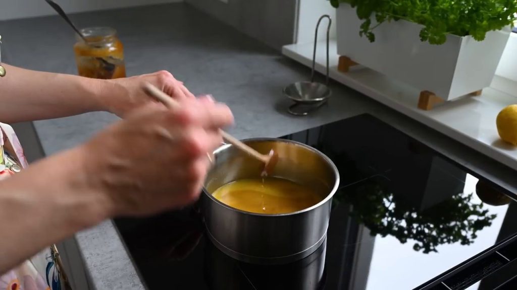 Prăjiturele fragede cu cremă de vanilie, brandy și nuci 