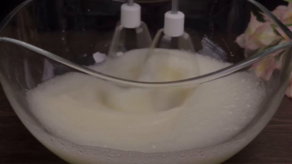 Prăjiturele cu cremă dulce-acrișoară de lăm&acirc;ie: foarte pufoase, cremoase și bune