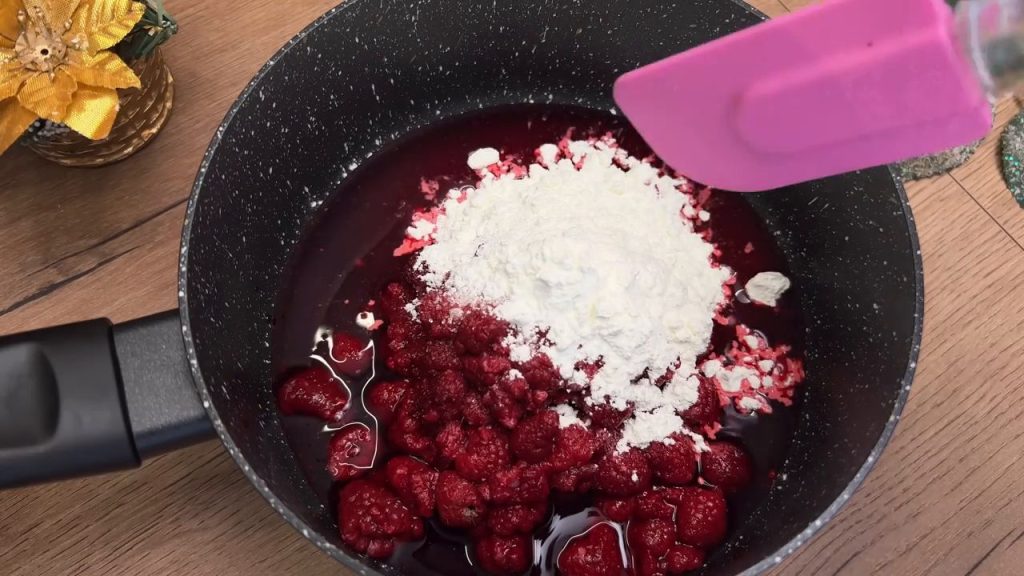 Desert fără coacere cu pișcoturi, zmeură și cremă de ricotta cu cacao