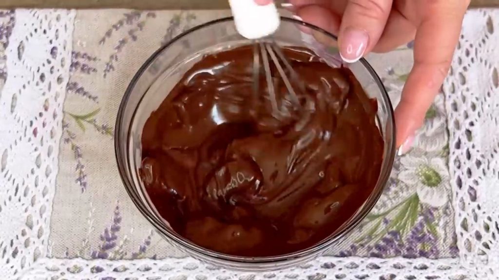 Desert cu ciocolată și jeleu de căpșuni: o delicatesă din DOAR 4 ingrediente