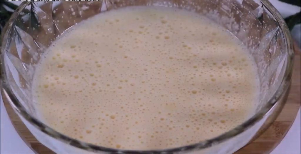 Chec pufos de cacao, cu iaurt și glazură de ciocolată