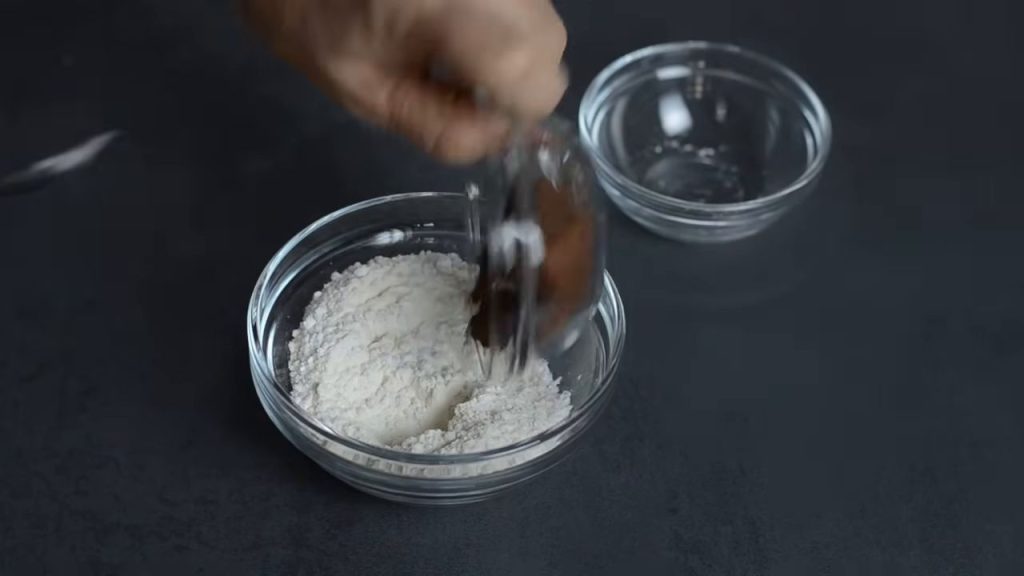 Tort cu blat de cacao, mousse de ciocolată, alune de pădure și glazură