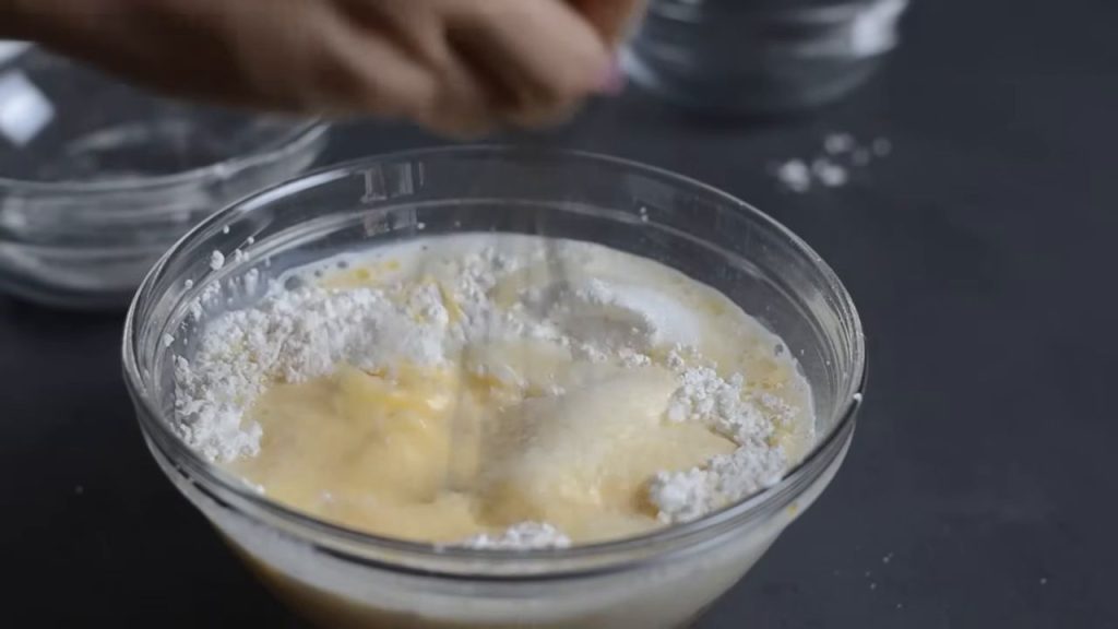 Un tort minunat cu nuci și ciocolată, umplut cu cremă de cocos.