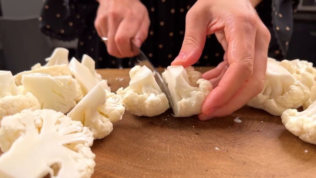 Conopidă delicioasă la cuptor, cu legume și sos de roșii