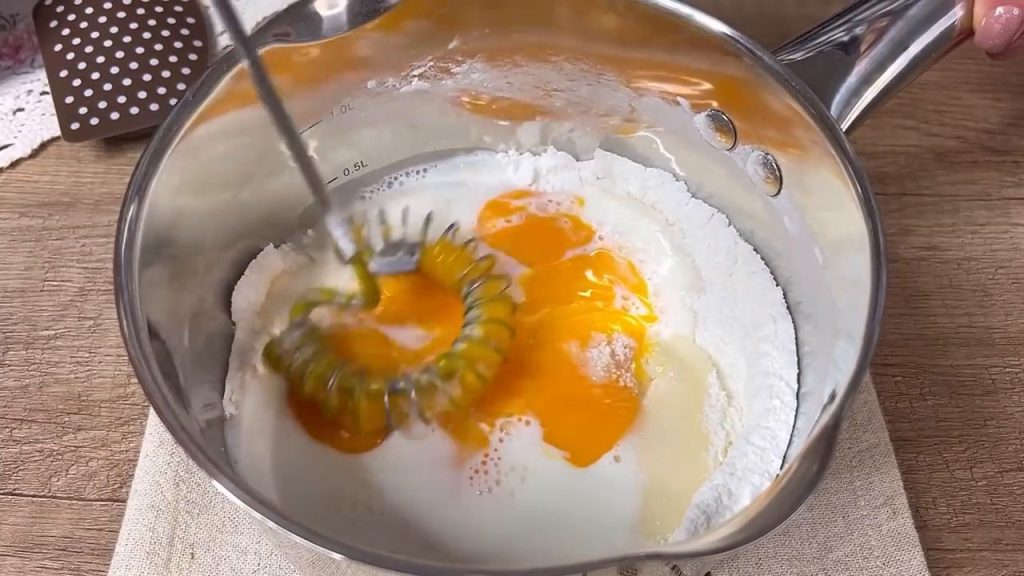 Tort cu ciocolată belgiană și cremă de vanilie &ndash; un desert excelent pentru cafea