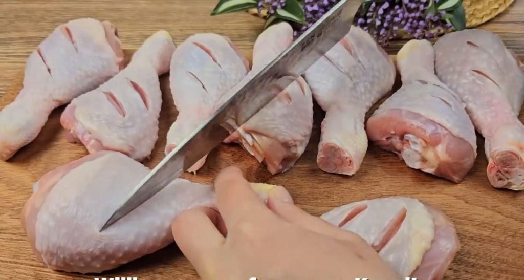 Copănele de pui cu usturoi și ghimbir pe pat de cartofi, servite cu salată proaspătă