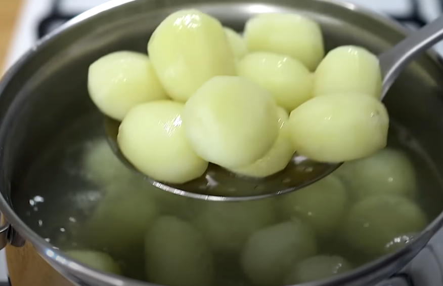 Cartofi prăjiți &icirc;n aluat crocant: o garnitură delicioasă!