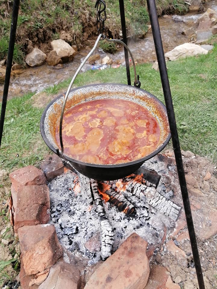 Prânzul nostru a fiert 6 ore la ceaun, pe foc de lemne