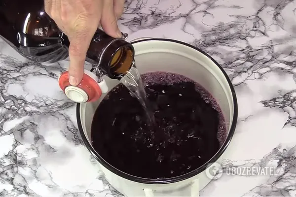 Lichior de vișine &ndash; aromă deosebită: vezi de ce am folosit și c&acirc;teva frunze