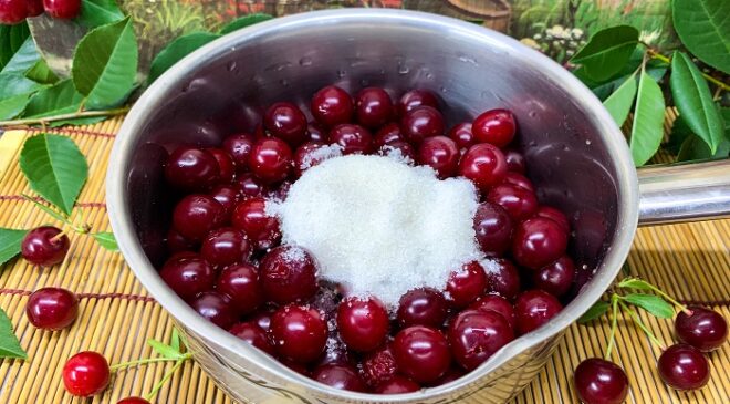 adăugăm zahărul peste vișine