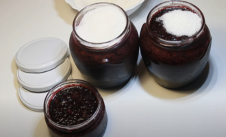 aronia &icirc;n borcan cu zahăr