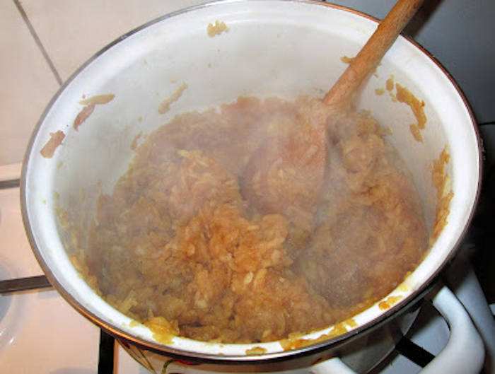 Plăcintă cu mere și crumble mere rase gatite