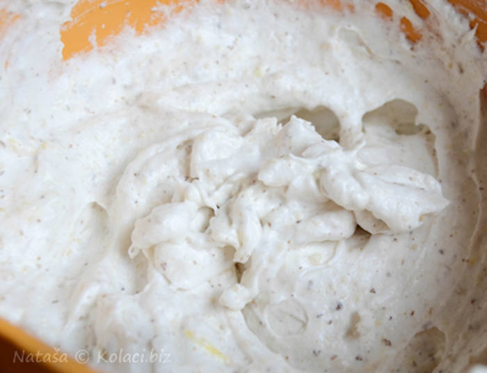 Tort cu cremă de vanilie și frișcă aluat