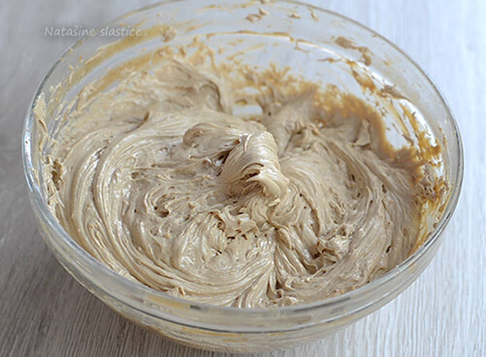 Prăjitură cu blat de nucă și cremă de ciocolată crema