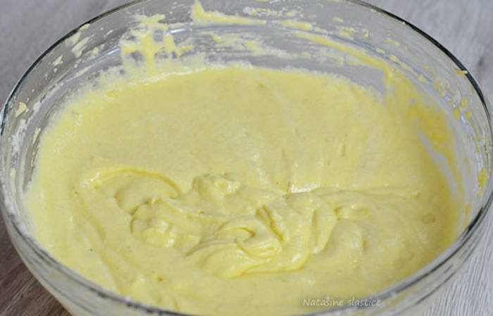 Prajitura cu visine si gris preparare aluat