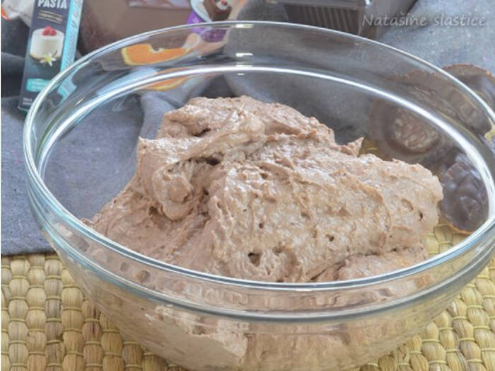 Prăjitură cu cremă și glazură de ciocolată crema