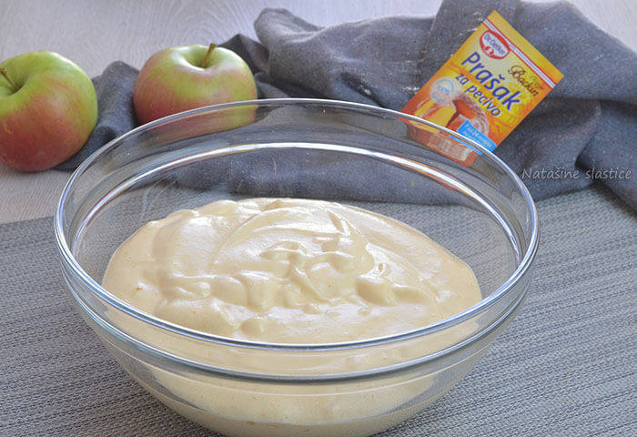 Prăjitură cu mere și frișcă preparare aluat