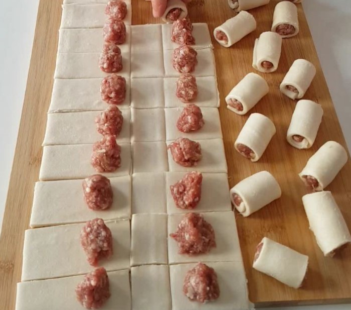 Carne tocata in foietaj cu sos