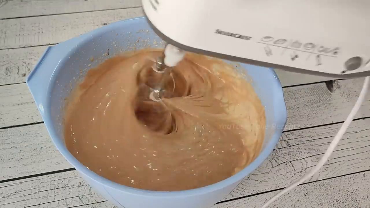 Prăjitură cu cremă de caramel, budincă și frișcă