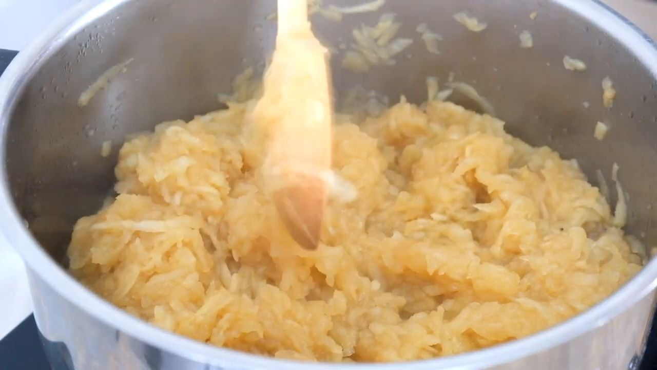 Tort de mere fără coacere &icirc;n 30 de minute: Acest tort de mere se topește &icirc;n gură