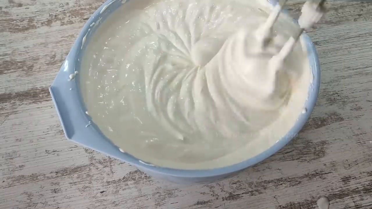 Tort IULIA cu cremă fină de iaurt și bucăți delicioase de piersici