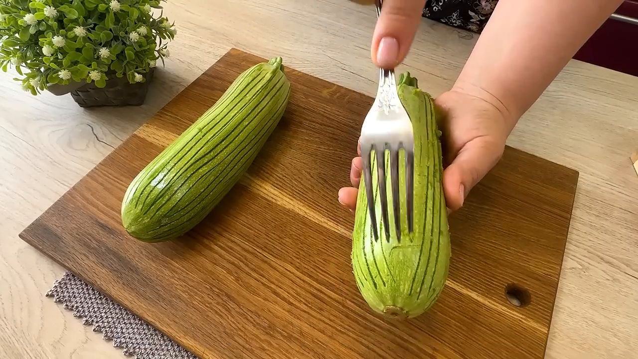 Pečen&eacute; cukety ve vaječno-s&yacute;rov&eacute; směsi pod&aacute;van&eacute; s dresinkem