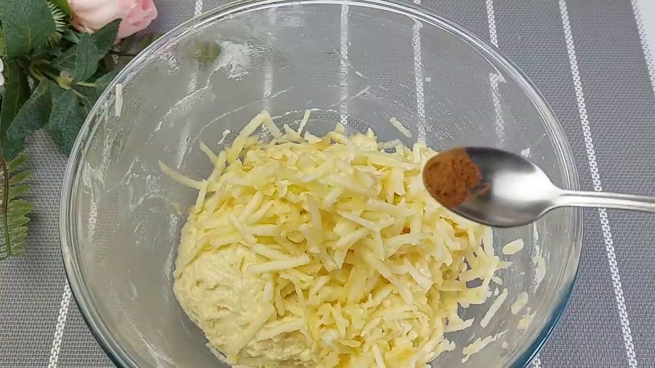 Clătite moi și pufoase din mere aromate: le va &icirc;ndrăgi toată familia!