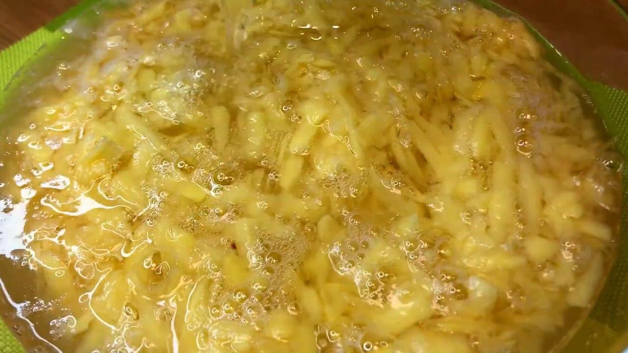 Gratin sărat cu cartofi rași, legume și br&acirc;nză la cuptor