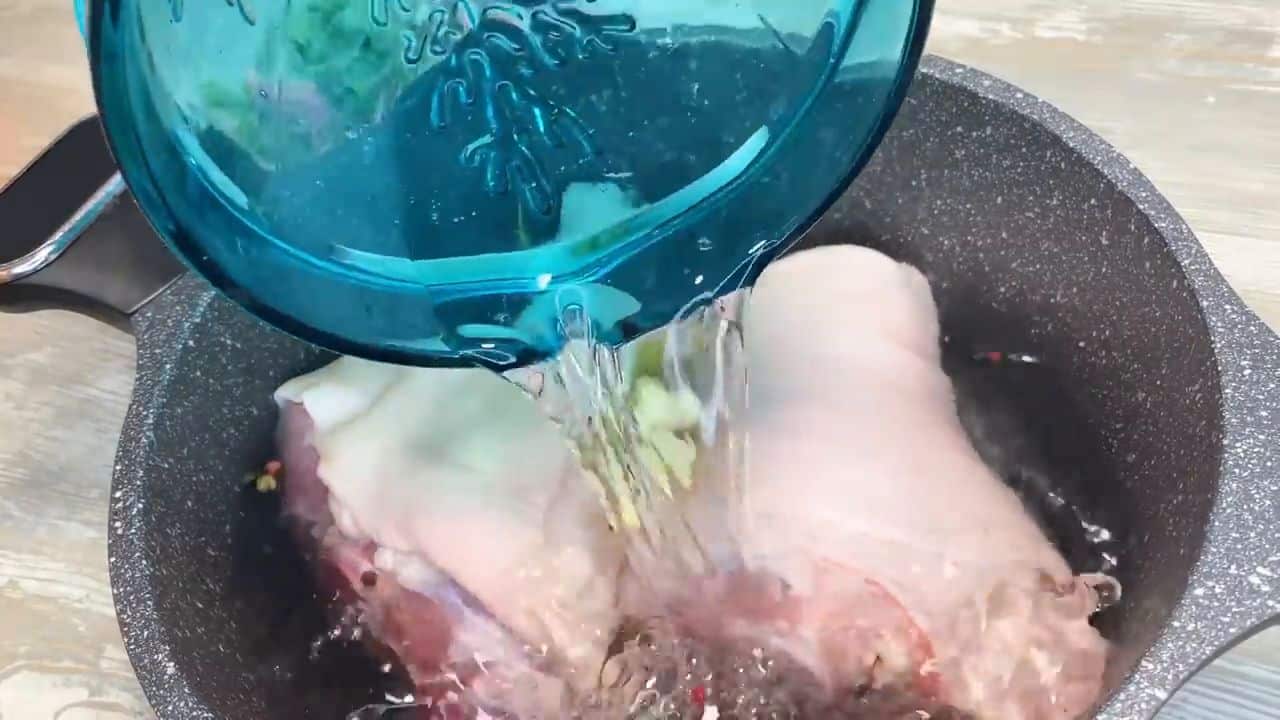 Șuncă fiartă de casă cu castraveți murați &ndash; Mai bună dec&acirc;t cea cumpărată!