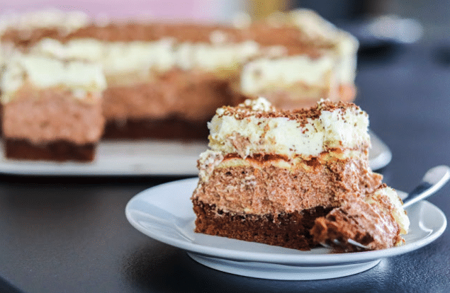 Tort delicios cu ciocolată intensă și cremă &ndash; o idee grozavă pentru weekend