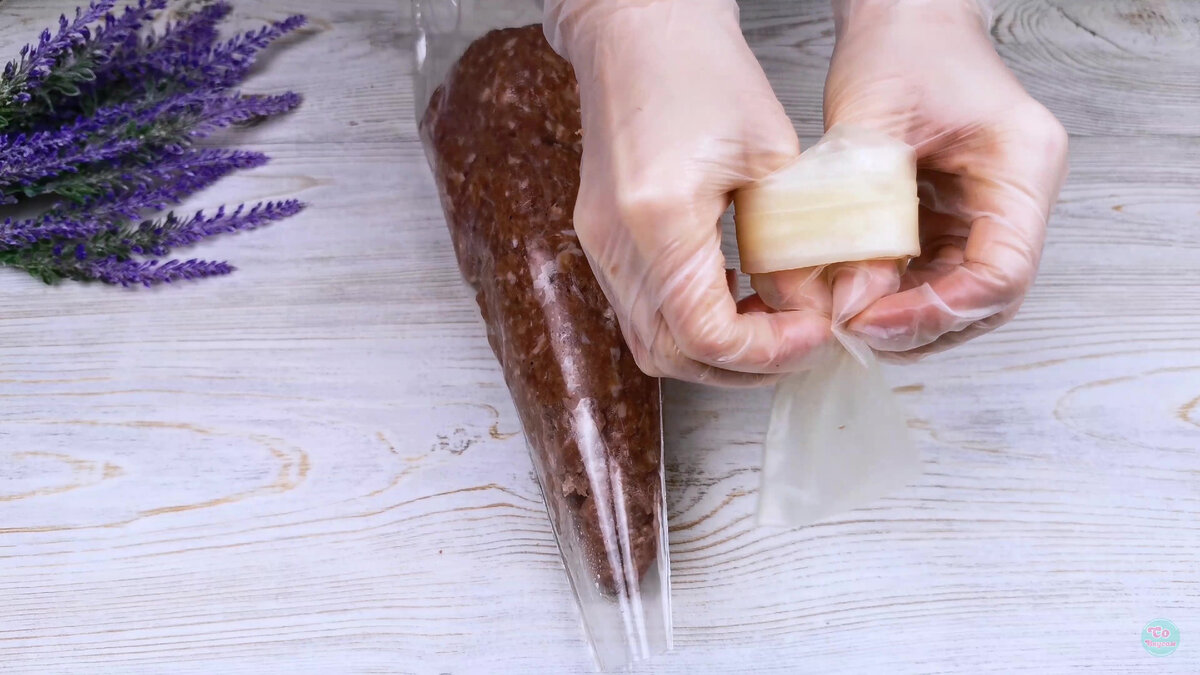 Salam de casă cu usturoi: poate fi afumat sau făcut la cuptor