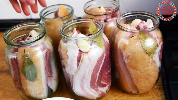 Закуска на все случаи жизни Невероятно вкусный рецепт консервированного сала в рассоле