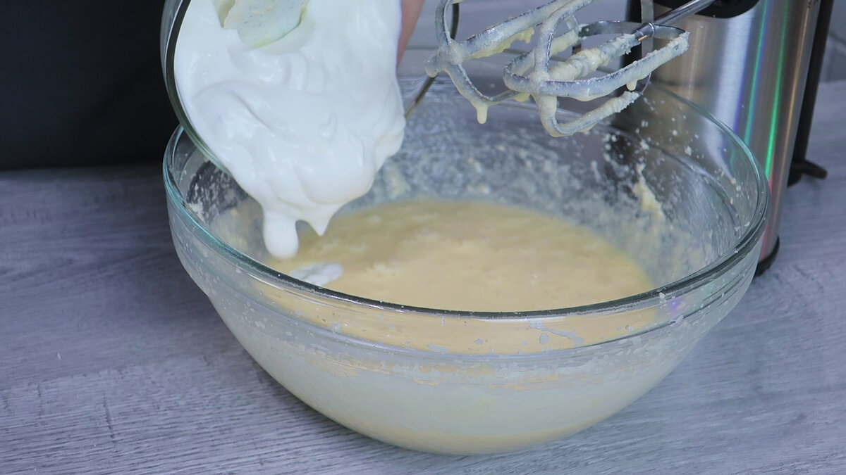 Chec cu cremă de br&acirc;nză și vișine