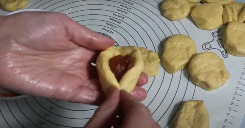 Pampuși umpluți cu gem de caise