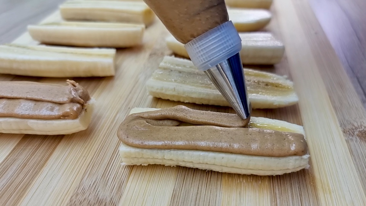 Banane acoperite cu pastă de arahide