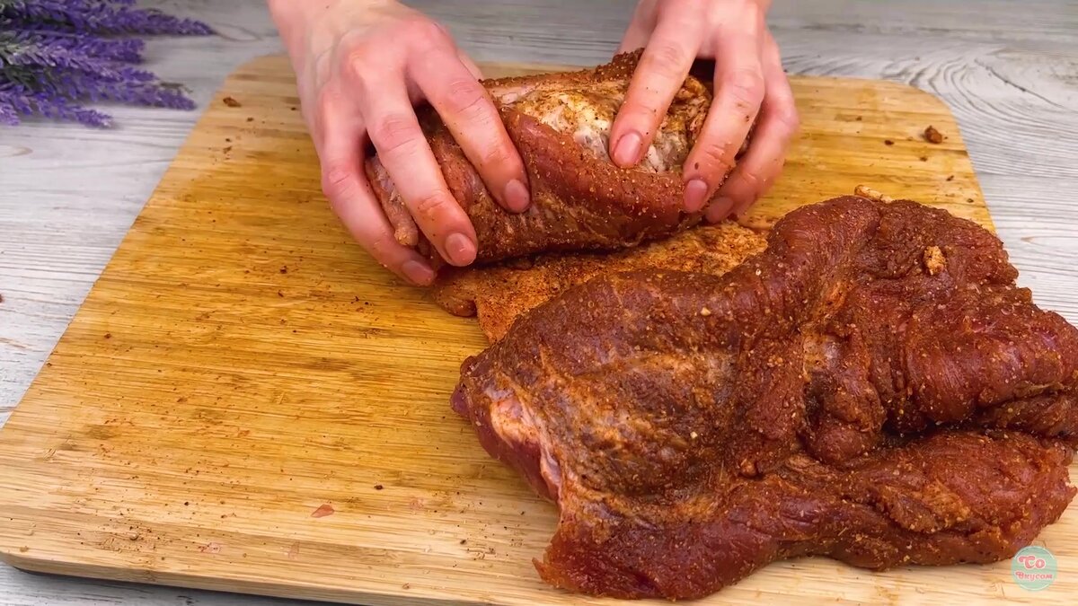Ruladă suculentă din piept de porc: aromată, moale și bună