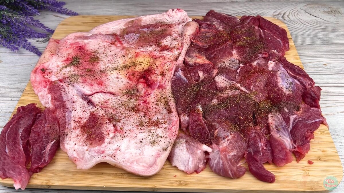 Ruladă din picior de porc umplută cu verdețuri