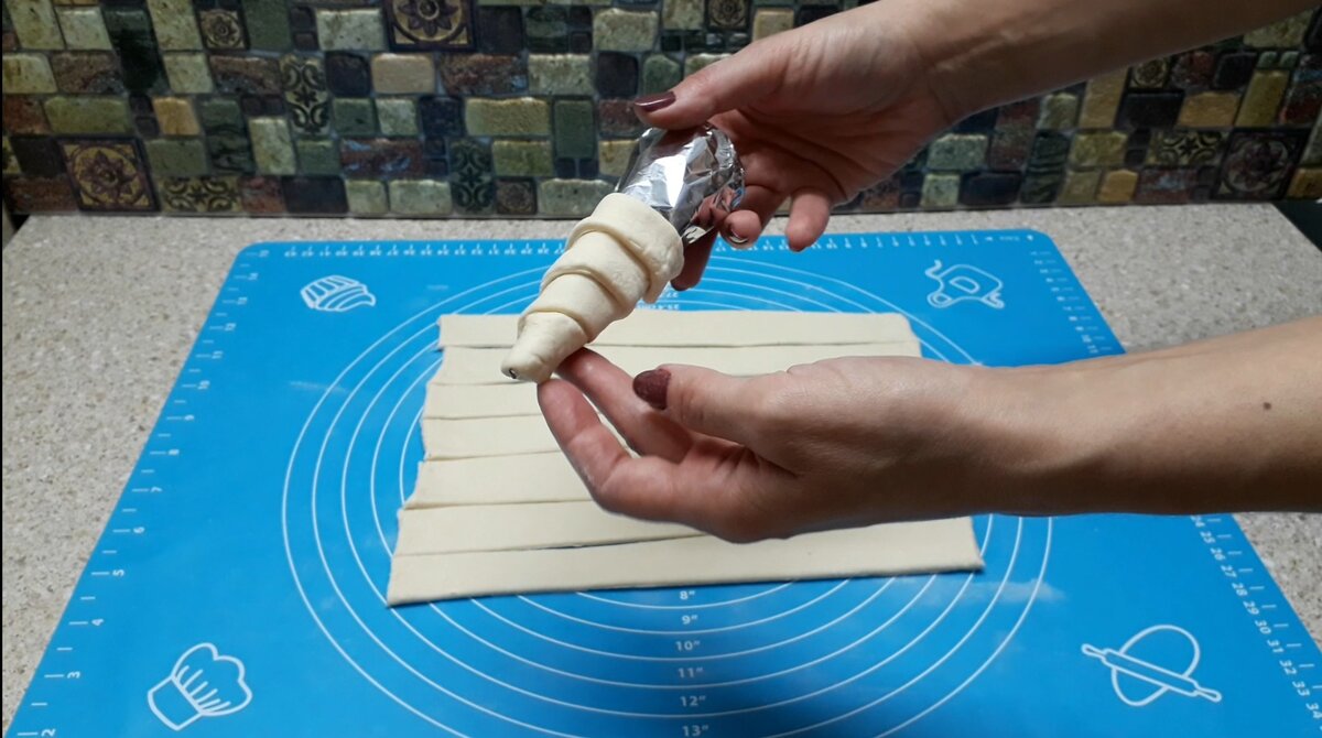 Rulouri din alat foietaj umplute cu bezea