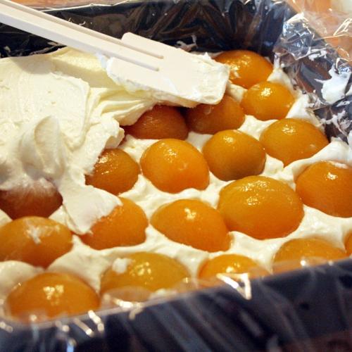 Prăjitură fără coacere cu pișcoturi, cremă de br&acirc;nză și piersici