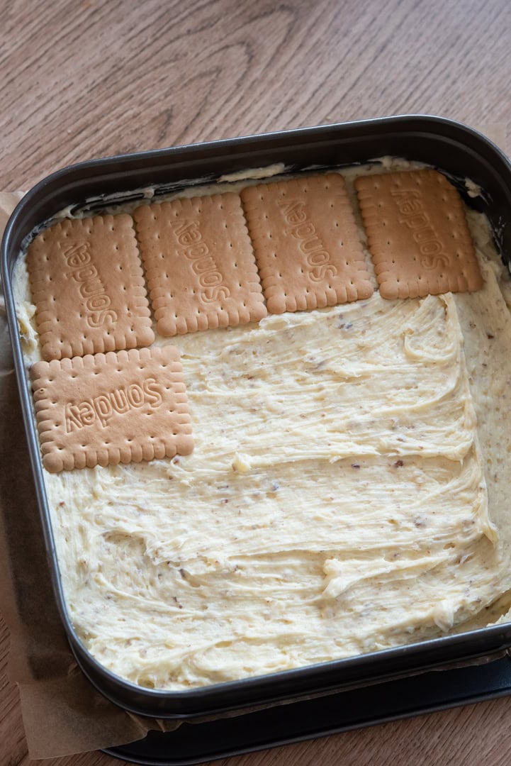 strat de cremă de budincă cu alune și biscuiți