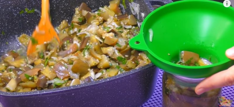 Salată delicioasă de vinete: rețetă testată. Iarna vei regreta dacă nu ai pregătit destule borcane