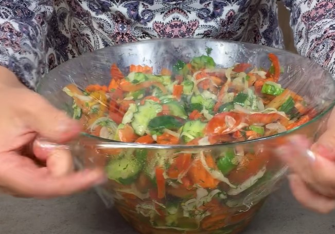 Conservă de iarnă din "tot ce a rămas". &Icirc;n fiecare an &icirc;nchid 15 borcane de salată kubaneză
